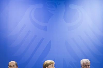 l r Bundesfinanzminister Olaf Scholz SPD Bundeskanzlerin Angela Merkel CDU und Bundesinnenmini-stock-foto