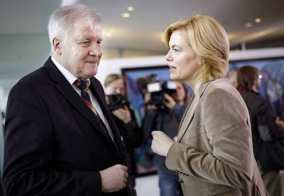 Bundeslandwirtschaftsministerin Julia Kloeckner CDU im Gespraech mit Bundesinnenminister Horst Se-stock-foto