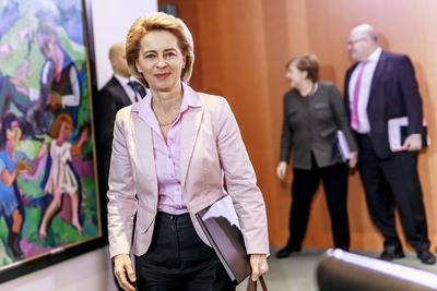 Ursula von der Leyen CDU Bundesverteidigungsministerin vor Beginn der Kabinettssitzung im Bundes-stock-foto