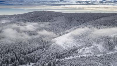 Lust auf Winter? Nach tagelangem November grau gab es in den Mittelgebirgen reichlich Neuschnee. Doch auch hier waren di-stock-foto