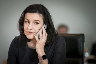 Staatsministerin Dorothee Baer Beauftragte der Bundesregierung fuer Digitalisierung telefoniert im-stock-foto