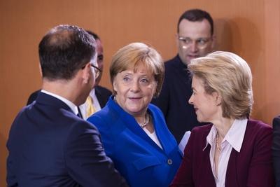 Bundeskanzlerin Angela Merkel C kommt zur Kabinettsitzung der Bundesregierung im Kanzleramt in Be-stock-foto