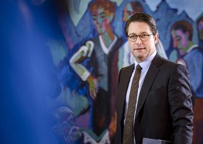 Bundesverkehrsminister Andreas Scheuer CSU vor Beginn einer Kabinettssitzung im Bundeskanzleramt-stock-foto