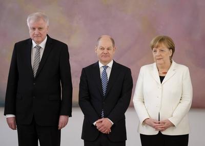 Vlnr Bundesinnenminister Horst Seehofer CSU Bundesfinanzminister Olaf Scholz SPD und Bundeskan-stock-foto