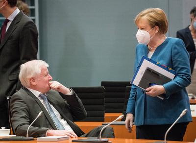 Bundesinnenminister Horst Seehofer (CSU) und Bundeskanzlerin Angela Merkel (CDU) nehmen am 6. Januar 2021 an der Kabine-stock-foto