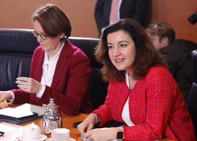 Staatsministerin Annette Widmann Mauz Staatsministerin Dorothee B?r Deutschland Berlin Bundes-stock-foto