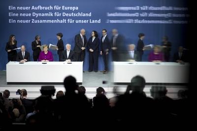 Seehofer, Merkel, Scholz, Koalitionsvertrag DEU, Deutschland, Germany, Berlin, 12 .03.2018 Spiegelung Unterzeichnung Koa-stock-foto