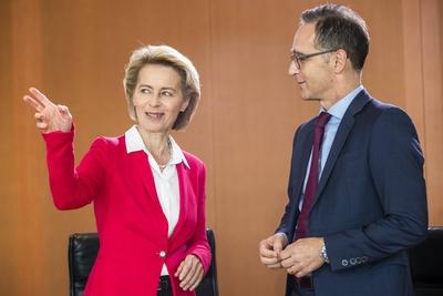 Bundesgesverteidigungsministerin Ursula von der Leyen L und Bundesaussenminister Heiko Maas R v-stock-foto