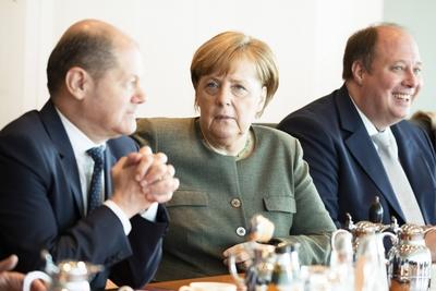Bundeskanzlerin Angela Merkel Finanzminister Olaf Scholz und Kanzleramtsminister Helge Braun vor d-stock-foto