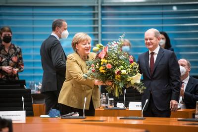 Bundeskanzlerin Angela Merkel (CDU) mit einem Blumenstrauss ueberreicht von Finanzminister und Vizekanzler Olaf Scholz-stock-foto