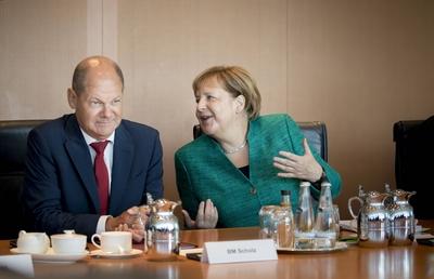 Bundeskanzlerin Angela Merkel CDU im Gespraech mit Bundesfinanzminister Olaf Scholz SPD vor beg-stock-foto