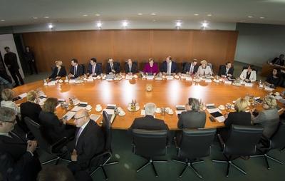 hinten l r Bundesbildungsministerin Anja Karliczek CDU Bundesentwicklungsminister Gerd Mueller-stock-foto