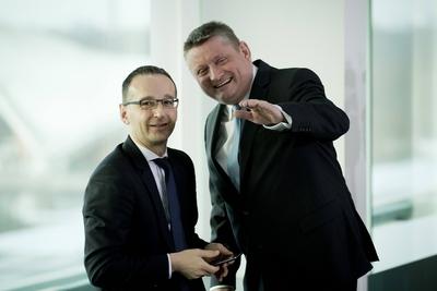 Bundesjustizminister Heiko Maas (SPD) und Bundesgesundheitsminister Hermann Groehe (CDU) unterhalten sich am Mittwoch (-stock-foto