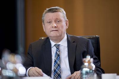 Bundesgesundheitsminister Hermann Groehe CDU zu Beginn einer Kabinettssitzung 22 02 2017 Berlin-stock-foto