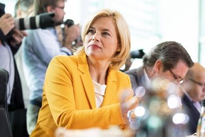 Landwirtschaftsministerin Julia Kloeckner bei der Kabinettssitzung im Kanzleramt in Berlin am 18 S-stock-foto
