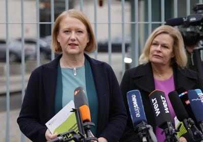 Lisa Paus, Bundesministerin f?r Familie, Senioren, Frauen und Jugend , Nancy Faeser, Bundesministerin des Innern und f?r-stock-foto