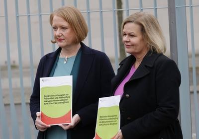 Lisa Paus, Bundesministerin f?r Familie, Senioren, Frauen und Jugend , Nancy Faeser, Bundesministerin des Innern und f?r-stock-foto