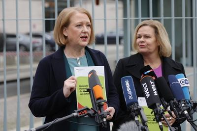 Lisa Paus, Bundesministerin f?r Familie, Senioren, Frauen und Jugend , Nancy Faeser, Bundesministerin des Innern und f?r-stock-foto
