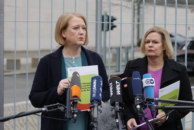 Lisa Paus, Bundesministerin f?r Familie, Senioren, Frauen und Jugend , Nancy Faeser, Bundesministerin des Innern und f?r-stock-foto
