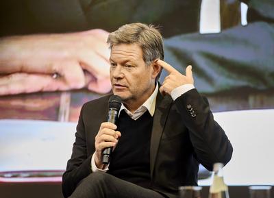 Robert Habeck beim 7.Deutsch-Ukrainisches Wirtschaftsforum in Berlin-stock-foto