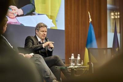 Robert Habeck beim 7.Deutsch-Ukrainisches Wirtschaftsforum in Berlin-stock-foto