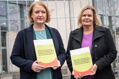 Pressestatement zum Thema Nationaler Aktionsplan Menschenhandel vor dem Bundeskanzleramt in Berlin ? Nancy Faeser, Bundesinnenministerin-stock-photo