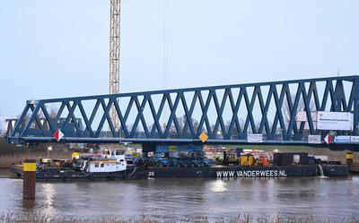 Letztes Bauteil der Friesenbr?cke wird eingesetzt.-stock-foto