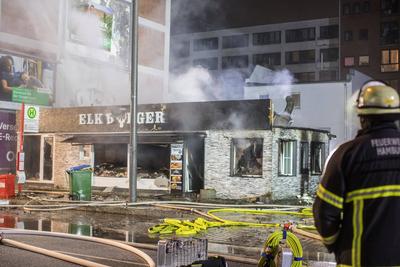 Imbiss in Hammerbrook in Flammen Feuerwehr im Gro?einsatz Ein Imbiss in der S?derstra?e in Hammerbrook stand am fr?hen A-stock-foto