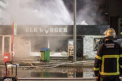 Imbiss in Hammerbrook in Flammen Feuerwehr im Gro?einsatz Ein Imbiss in der S?derstra?e in Hammerbrook stand am fr?hen A-stock-foto
