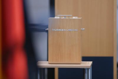 Erfurt, Th?ringen, Deutschland, 12.12.2024: Th?ringer Landtag: Wahl des Ministerpr?sidenten: Wahlurne vor Beginn der Sit-stock-foto