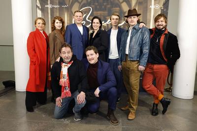 Christina Gro?e, Luise Aschenbrenner, Thorsten Merten, Devid Striesow, Dominik Weber, Verena Altenberger, Ludwig Simon, Dominic Marcus Singer und Daniel Christensen-stock-foto