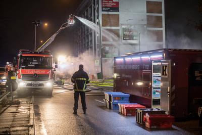 Imbiss in Hammerbrook in Flammen Feuerwehr im Gro?einsatz Ein Imbiss in der S?derstra?e in Hammerbrook stand am fr?hen A-stock-foto