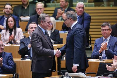 Erfurt, Th?ringen, Deutschland, 12.12.2024: Th?ringer Landtag: Wahl des Ministerpr?sidenten: Bodo Ramelow, Linke, gratul-stock-foto