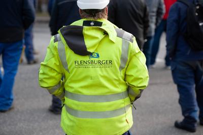 Flensburg, Schleswig-Holstein, Warnstreik der IG Metall Arbeiter mit gelber Weste mit Aufdruck Firmenname Flensburger S-stock-foto