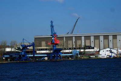 Flensburg, Schleswig-Holstein, Flensburger Schiffbau-Gesellschaft mbH mit Industrieanlagen, Kr?hne, Flensburger Hafen (W-stock-foto