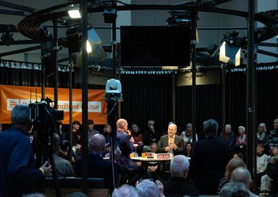 Politik, Live-Radioshow mit Olaf Scholz in Berlin-stock-photo