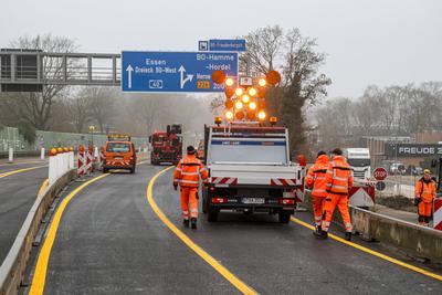 Baustelle der Schlachthofbr?cke der Autobahn A40 in Bochum - A40-Sperrung bei Bochum endet.-stock-foto