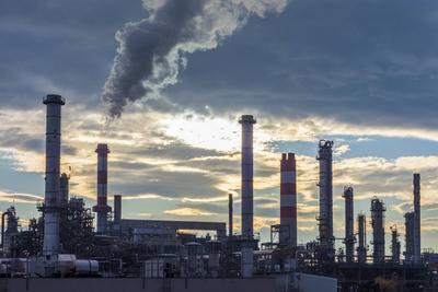 OMV refinery, fractionating column, steam Schwechat Nieder?sterreich, Lower Austria Austria Donau-stock-foto