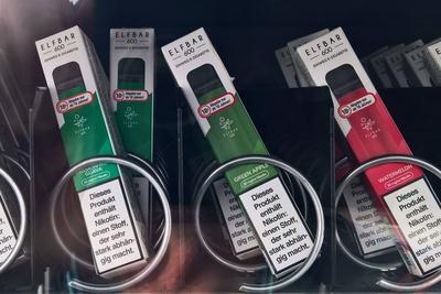 Elfbar 600, eZigarette bzw Einwegzigarette aus dem Automaten. Elf Bar ist eine elektronische Zigarettenmarke, die von de-stock-foto