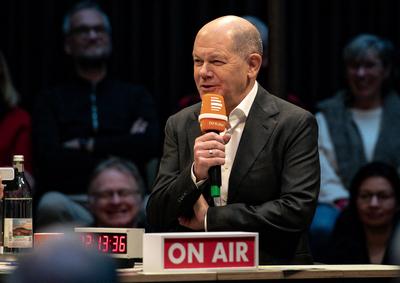 Politik, Live-Radioshow mit Olaf Scholz in Berlin-stock-photo