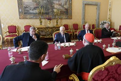 ITALY -   POPE FRANCIS DURING A PRIVATE AUDIENCE WITH LEADER MAHMOUD ABBAS  AT THE VATICAN  - 2024/12/12-stock-foto