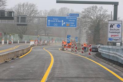 Baustelle der Schlachthofbr?cke der Autobahn A40 in Bochum - A40-Sperrung bei Bochum endet.-stock-foto