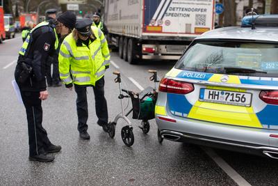 LKW erfasst ?ltere Person im Bereich der Haltestelle S-Bahn Othmarschen. Frau lebensgef?hrlich verletzt *** Truck hits e-stock-photo