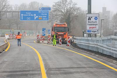Baustelle der Schlachthofbr?cke der Autobahn A40 in Bochum - A40-Sperrung bei Bochum endet.-stock-foto