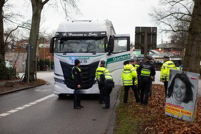 LKW erfasst ?ltere Person im Bereich der Haltestelle S-Bahn Othmarschen. Frau lebensgef?hrlich verletzt *** Truck hits e-stock-photo