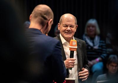 Politik, Live-Radioshow mit Olaf Scholz in Berlin-stock-photo