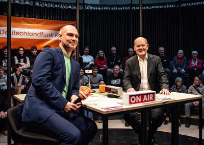 Politik, Live-Radioshow mit Olaf Scholz in Berlin-stock-photo