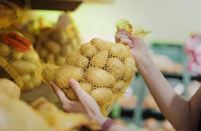 Kartoffeln im Supermarkt. Radevormwald Deutschland *** Potatoes in supermarket Radevormwald Germany Copyright: xUtexGrab-stock-foto