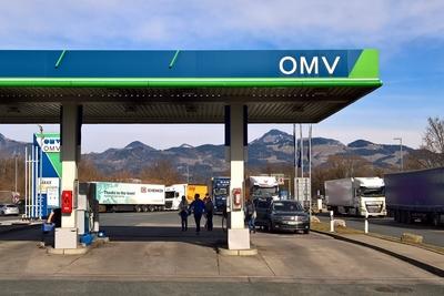 OMV Autobahn-Tankstelle in Kiefersfelden. Die OMV Aktiengesellschaft mit Sitz in Wien ist ein boersennotierter integrier-stock-foto