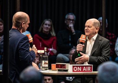 Politik, Live-Radioshow mit Olaf Scholz in Berlin-stock-photo